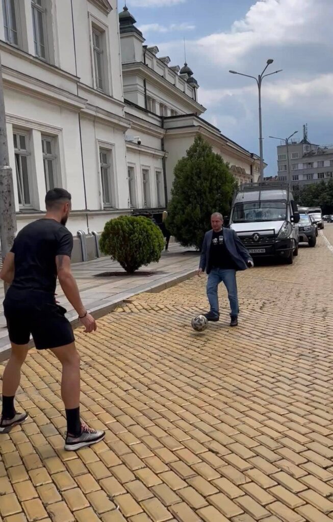 Журналист провери футболните умения на депутатите (видео)