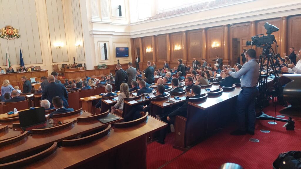Оставка на парламента (видео)