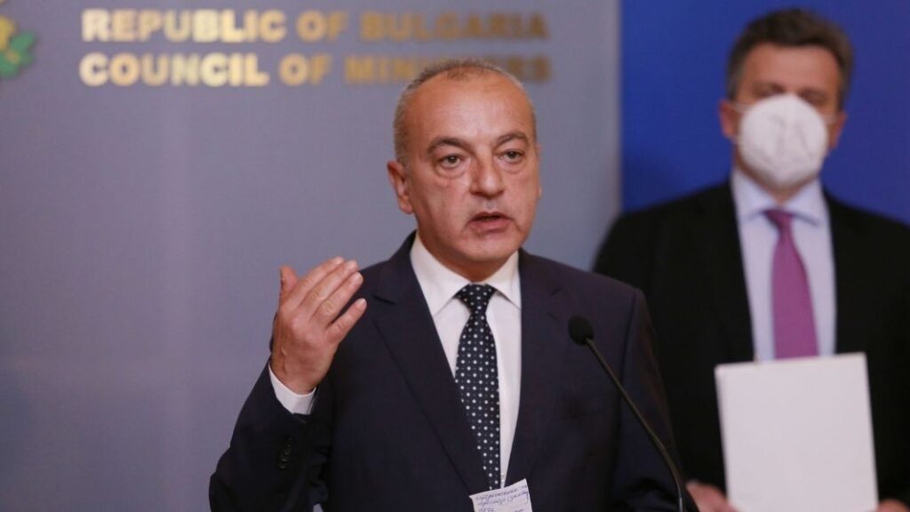 Гълъб Донев отказва да излиза от тях. Вижте защо.