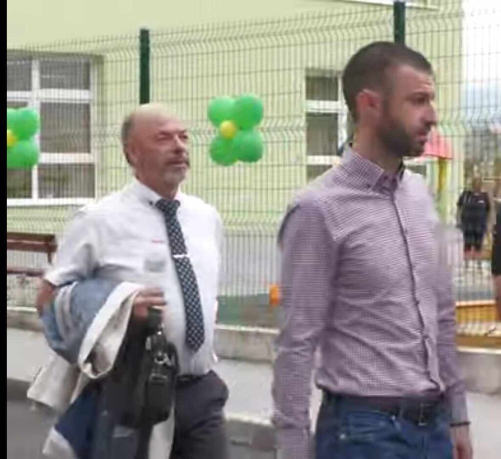 Човек на ВМРО кара насила ученици и родители да гласуват за Атанас Стоянов