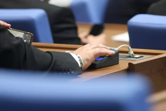 Депутатите гласуват третия вот на недоверие към кабинета „Желязков“