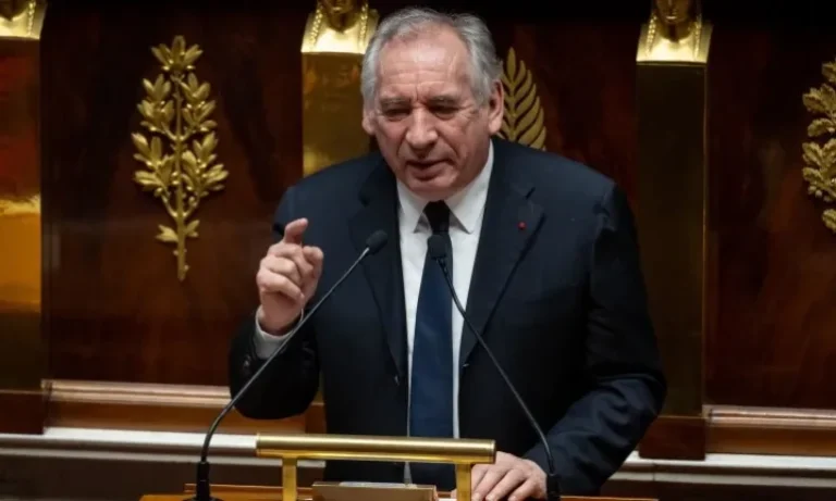 Какво следва след оставката на френското правителство?