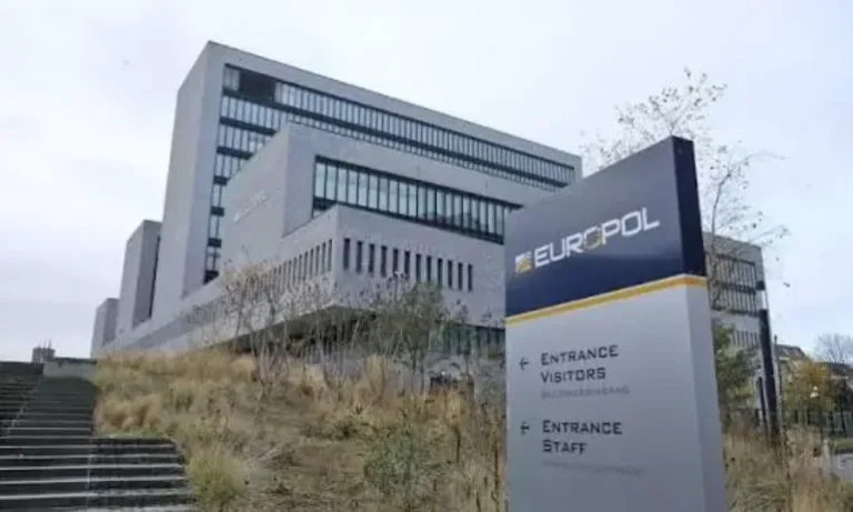 Гръцка полиция и Европол разкриха схема с фалшиви фактури за 4 млн. евро, вкарани в българска сметка